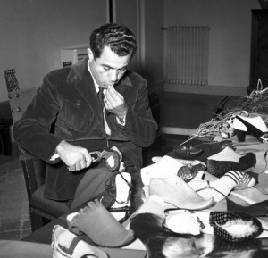 Salvatore Ferragamo trong xưởng làm giày. Ảnh: Federico Garolla
