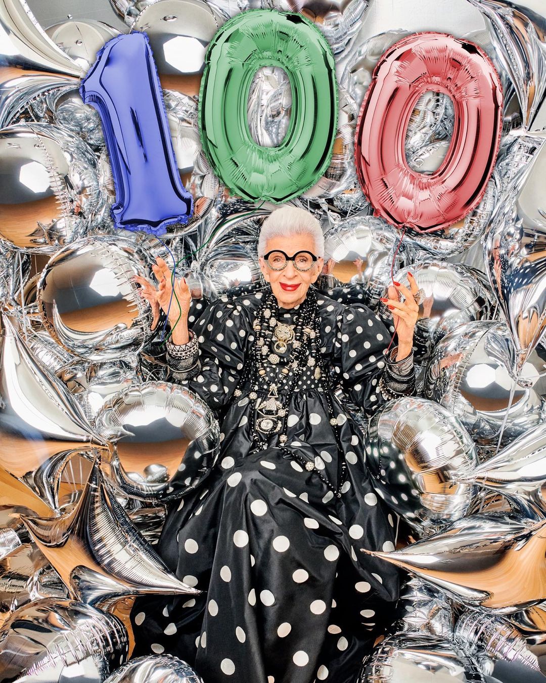 9 nguyên tắc ăn mặc của biểu tượng thời trang 100 tuổi Iris Apfel