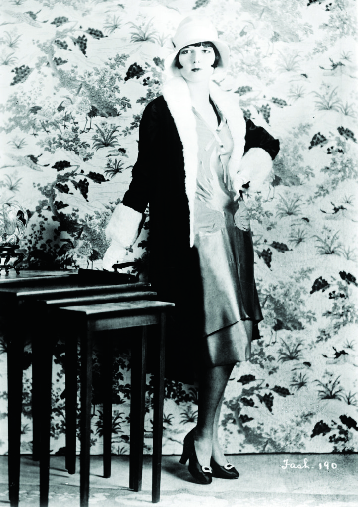 Diễn viên Louise Brooks mặc áo có lông thú viền trên cổ và cổ tay – một xu hướng thời trang rất thịnh hành.
