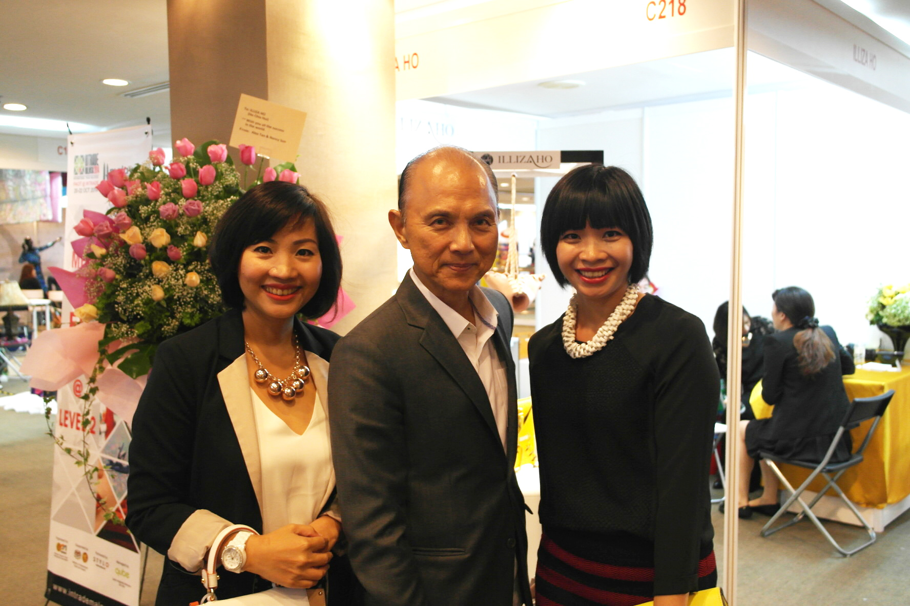 Nhà thiết kế Jimmy Choo cùng đại diện của Harper's Bazaar Việt Nam, chị Trà Lan Anh