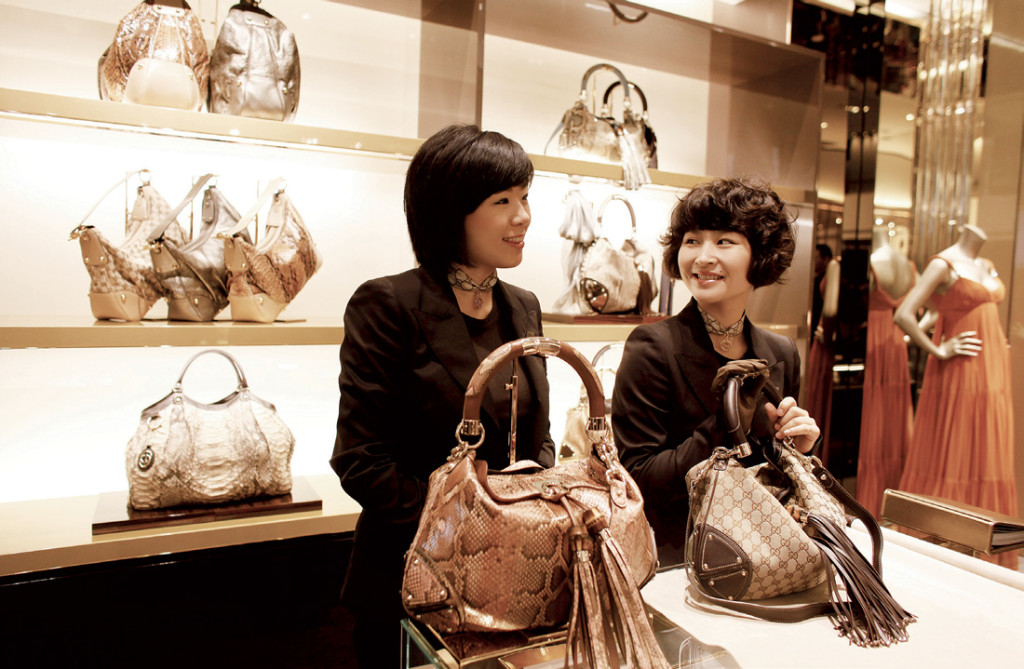 Các cửa hàng của GucciGucci tại Châu Á thu hút nhiều khách hàng