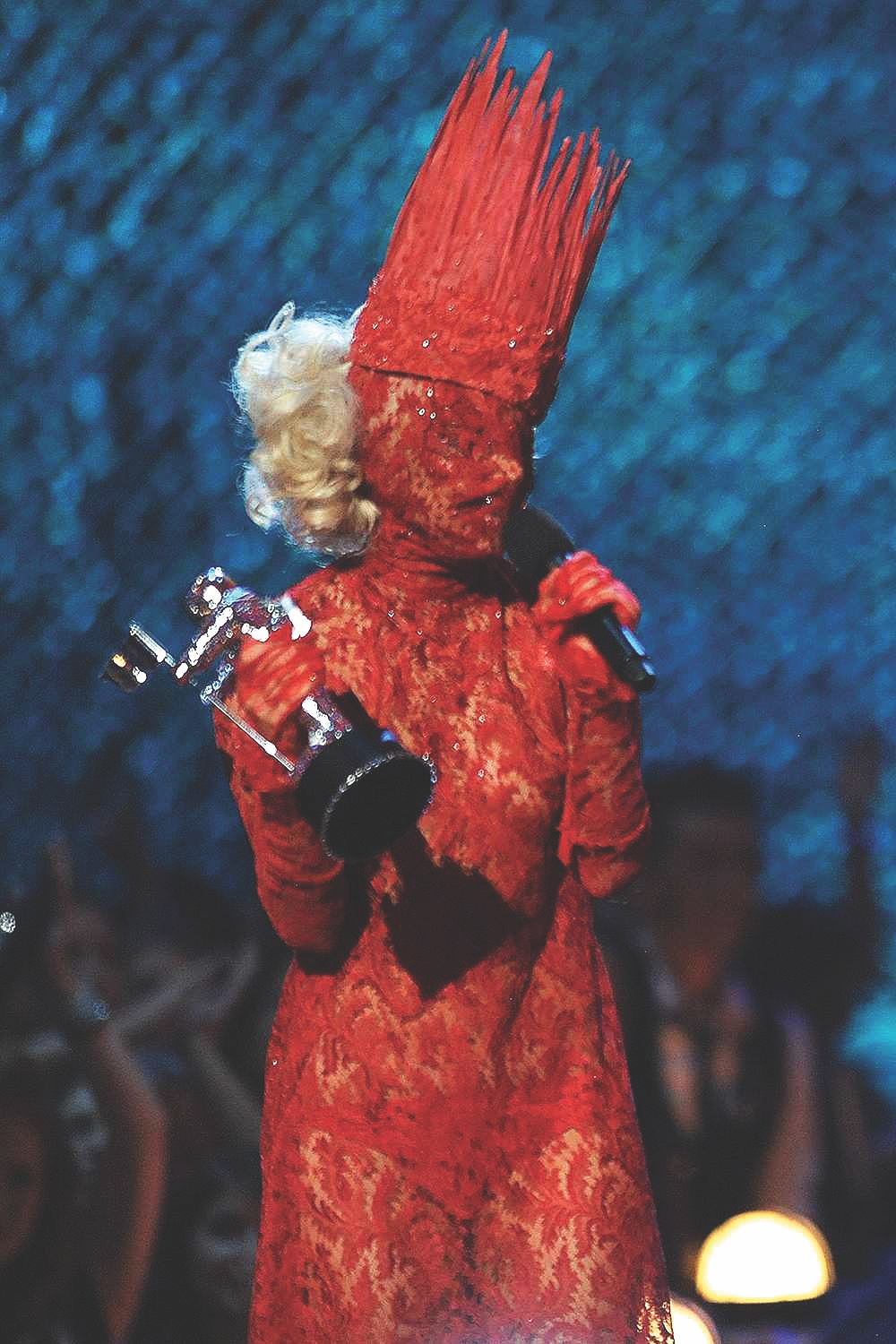 Trang phục dị biệt đã đi vào lịch sử của Lady Gaga. Ảnh: Getty Images 