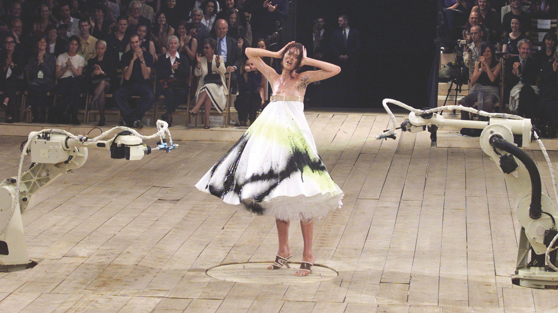 Show diễn Alexander McQueen Xuân Hè 1999 nay đã trở thành kinh điển trong thời trang. Ảnh: Getty Images 